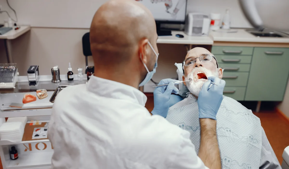 periodoncista revisando para implantes dentales a paciente mayor