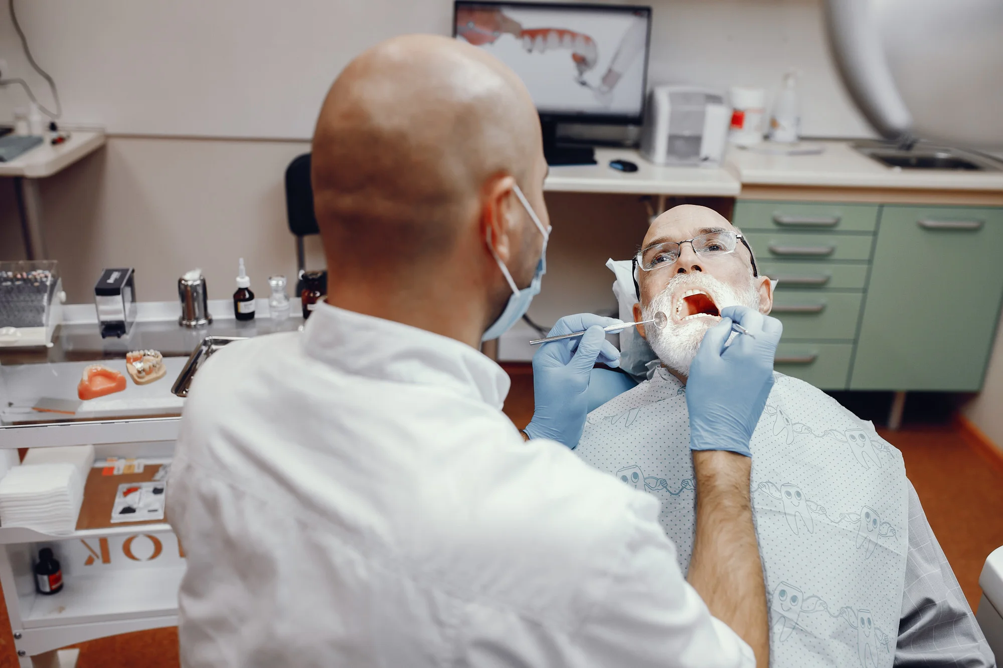 periodoncista revisando para implantes dentales a paciente mayor