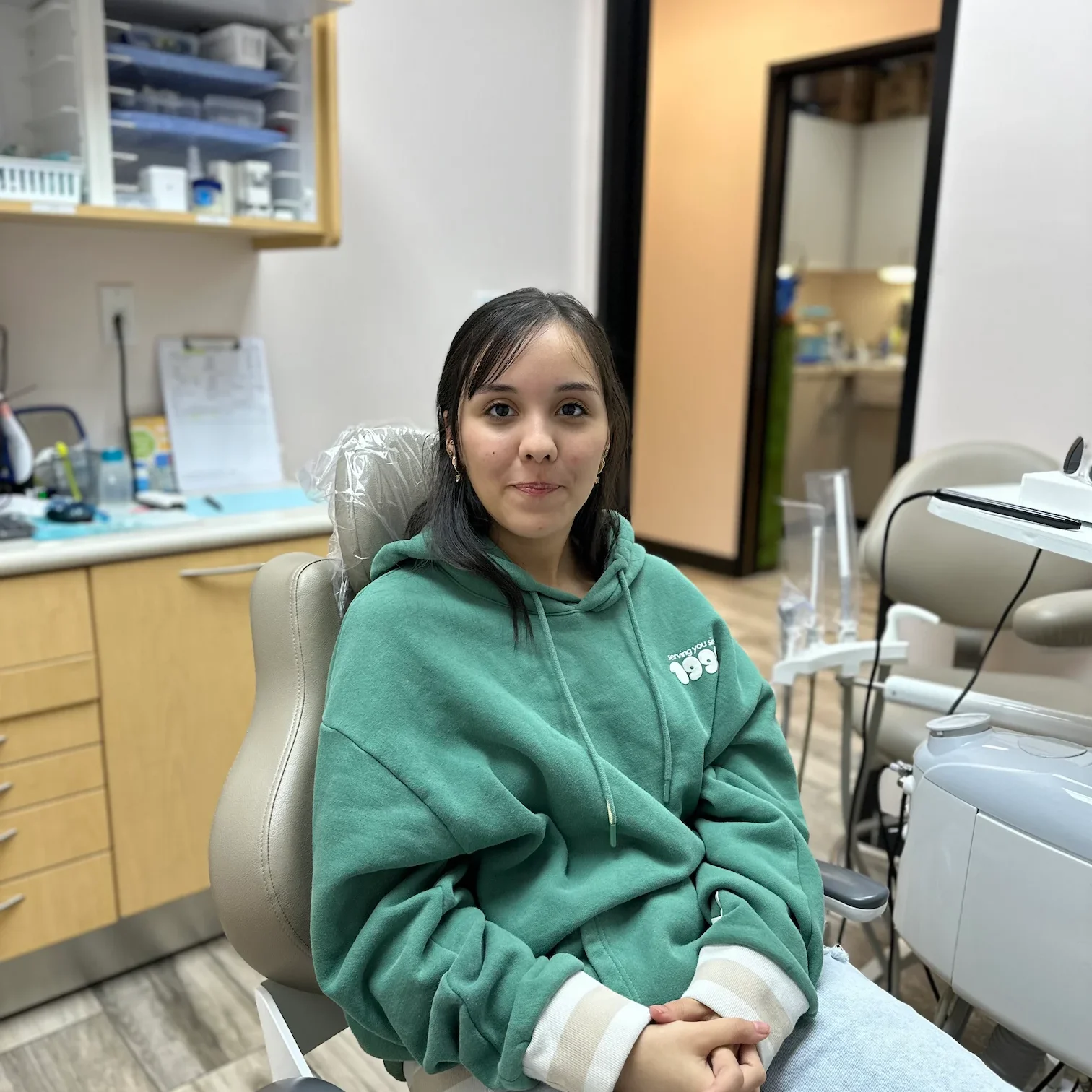 Paciente de MiraMar Family Dental latina adolescente despues de su consulta en MiraMar Family Dental